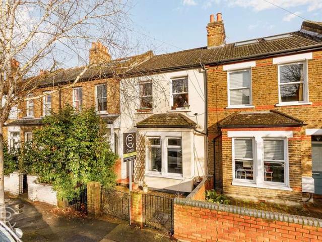 Flat for sale in London Borough of Ealing, Greater London