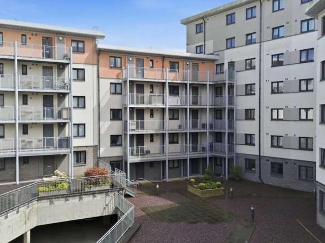 Flat for sale in Meadowbank, Scotland