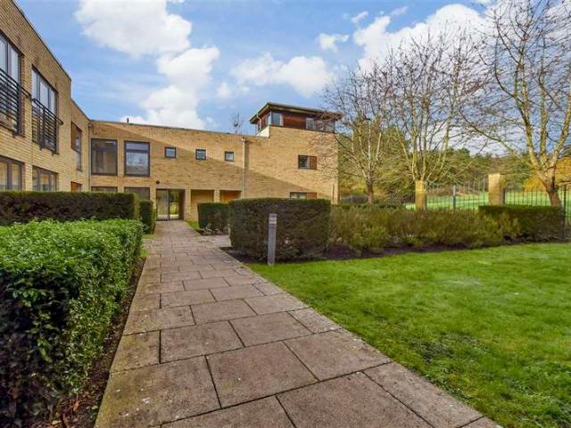 Flat for sale in Woodhatch, Red Hill