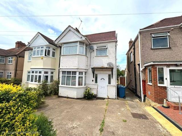 Flat for sale in Harrow Weald, Greater London