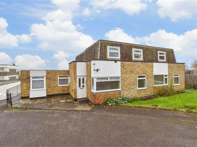 Flat for sale in Horsham, West Sussex