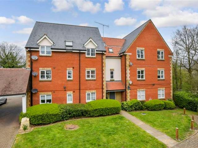 Flat for sale in Noak Bridge, Essex