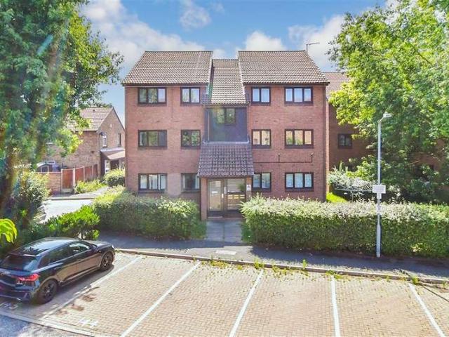 Flat for sale in Chadwell Heath, Greater London