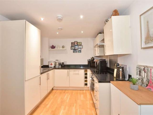 Flat for sale in The Bridge, Kent