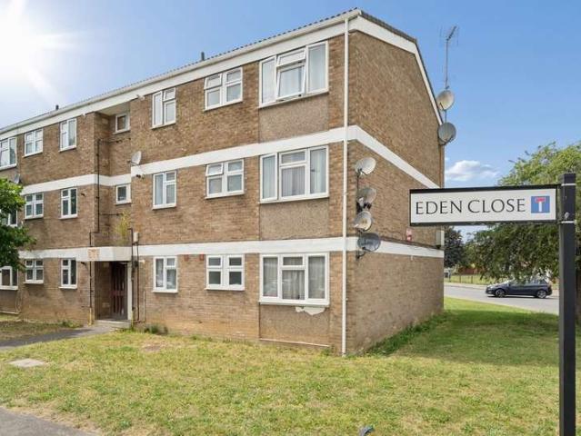 Flat for sale in Slough