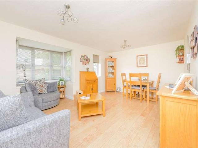 Flat for sale in Monks Orchard, Kent