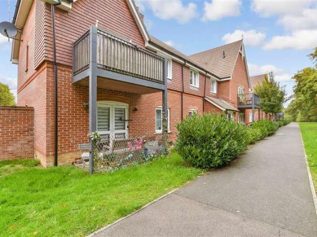Flat for sale in Fole, Surrey