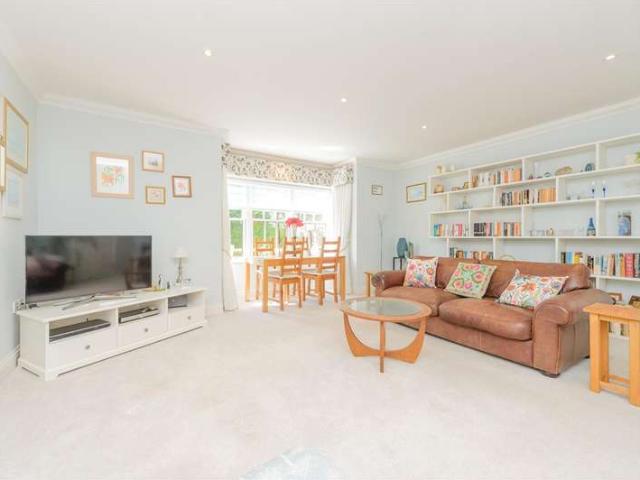 Flat for sale in Red Hill, Surrey