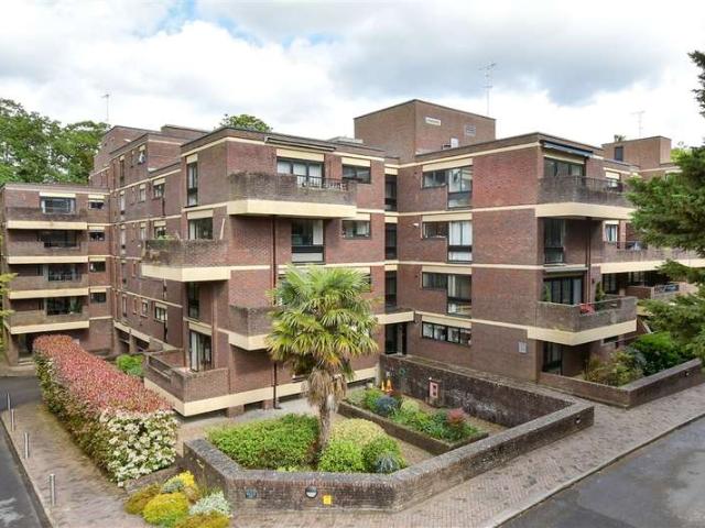 Flat for sale in Woodcote, Epsom