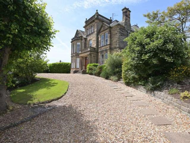 Flat for sale in Newington, Scotland