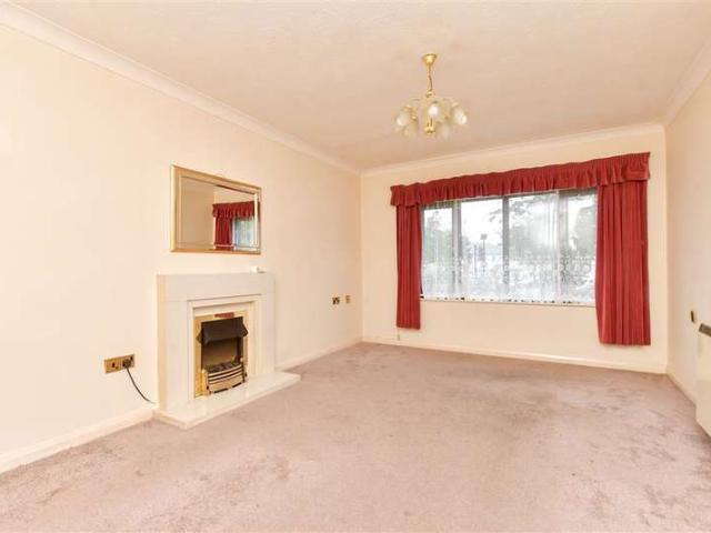 Flat for sale in Croydon, Shirley