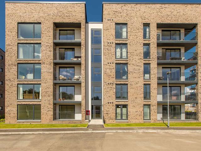 Flat for sale in Dumbarton, Scotland