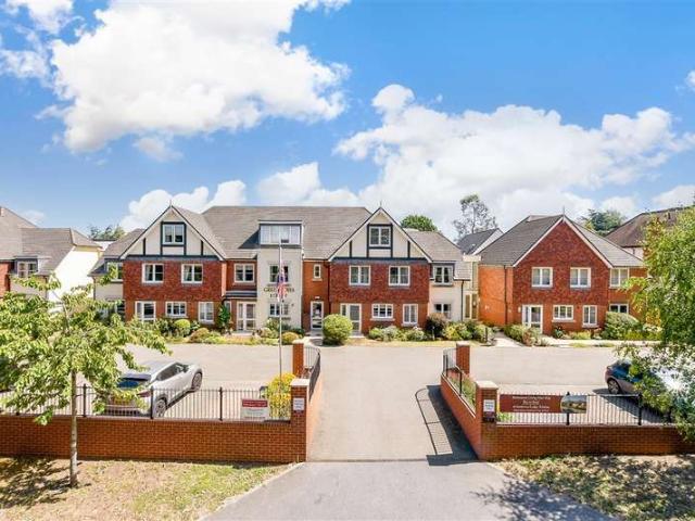 Flat for sale in Warlingham, Tandridge