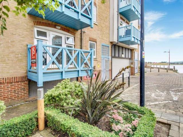 Flat for sale in Fishersgate, West Sussex