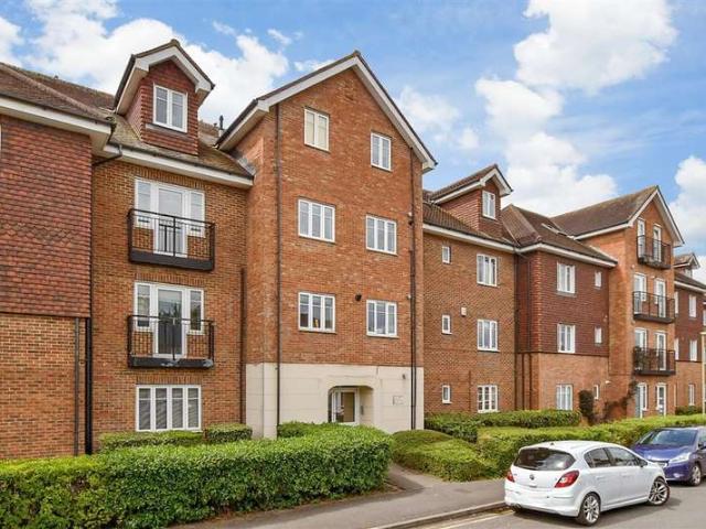 Flat for sale in Red Hill, Surrey