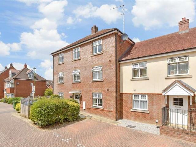 Flat for sale in Wickhurst Green, Horsham