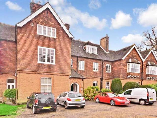 Flat for sale in Merstham, Merstham