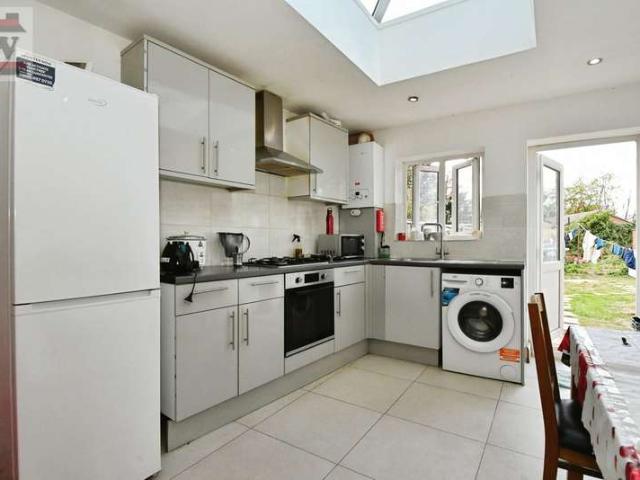 Flat for rent in Lampton, Greater London