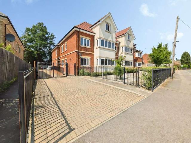 Flat for sale in Hatfield, Fretherne