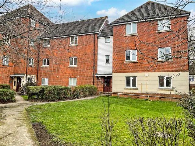 Flat for sale in Chadwell Heath, Little Heath