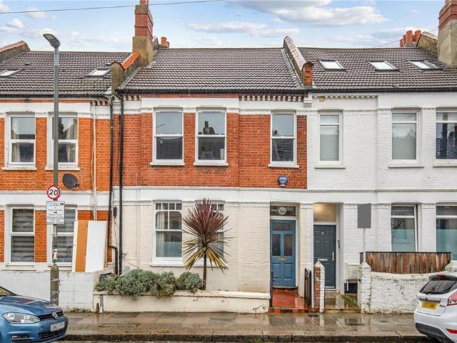 Flat for sale in London Borough of Wandsworth, Greater London
