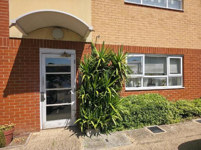 Flat for sale in London Borough of Hounslow, Feltham