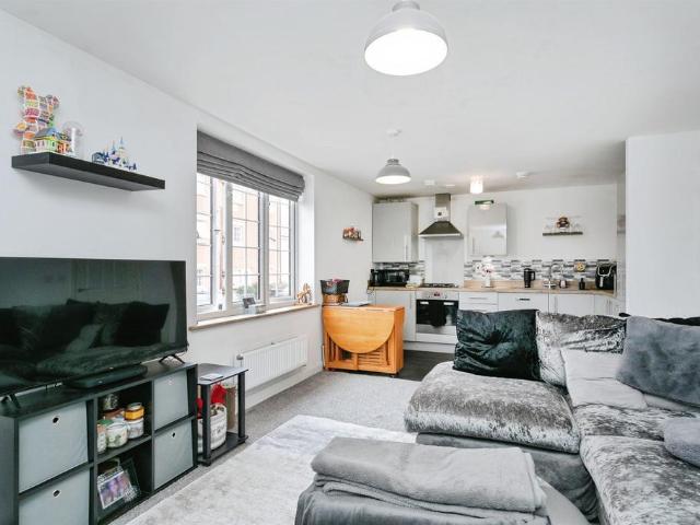 Flat for sale in Buckingham, Buckinghamshire