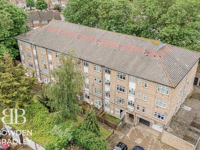 Flat for sale in Woodford Bridge, Greater London