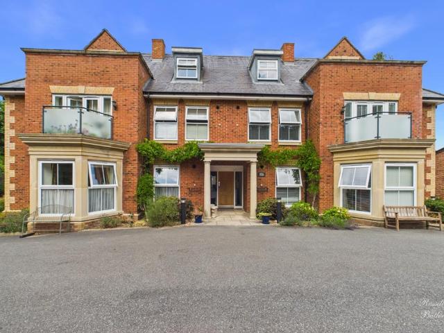 Flat for sale in Buckingham, Buckinghamshire