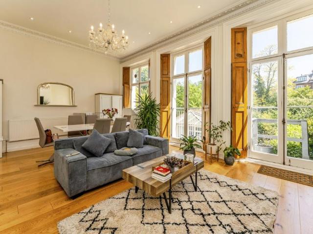 Flat for sale in Belsize Park, Greater London