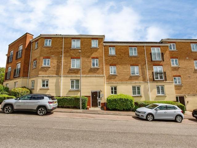 Flat for sale in Purfleet, Essex