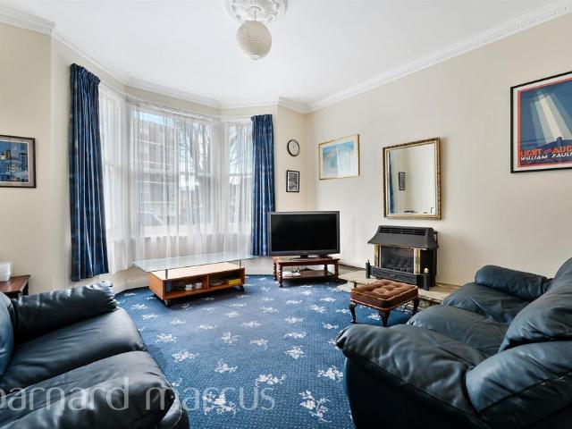 Flat for sale in Balham, Greater London