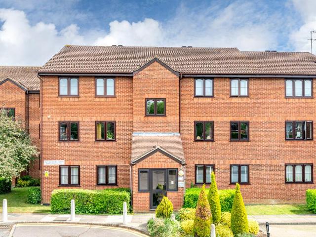 Flat for sale in Hall Park, Pouchen End