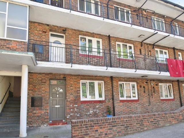 Flat for sale in Charlton Riverside, Greater London