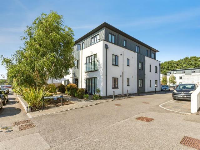 Flat for sale in Perryfields, West Sussex