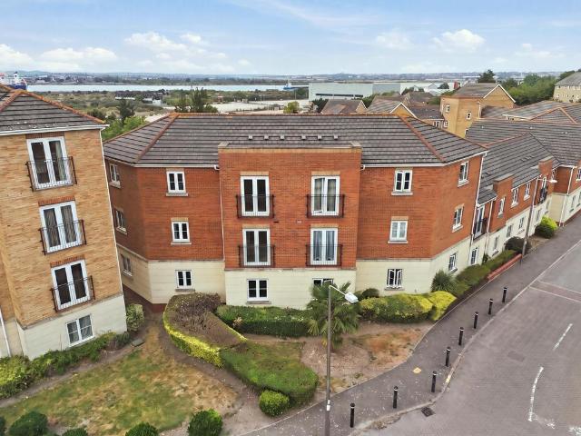Flat for sale in Purfleet, Essex