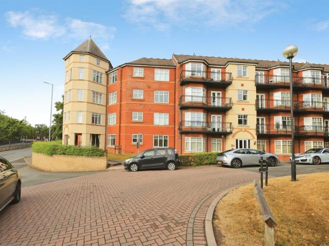 Flat for sale in Goldthorn Hill, West Midlands