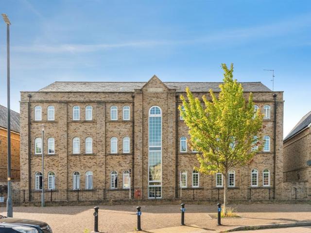 Flat for sale in Taw Hill, Abbey Mead