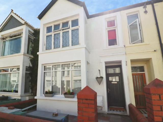 Flat for sale in Porthcawl, Nottage