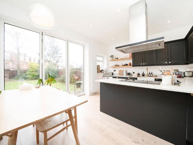 Flat for sale in Brondesbury, Greater London