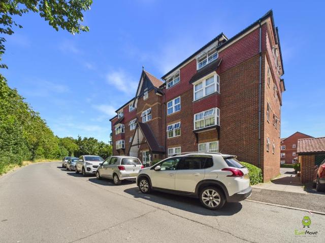 Flat for sale in Stone, Monks Orchard