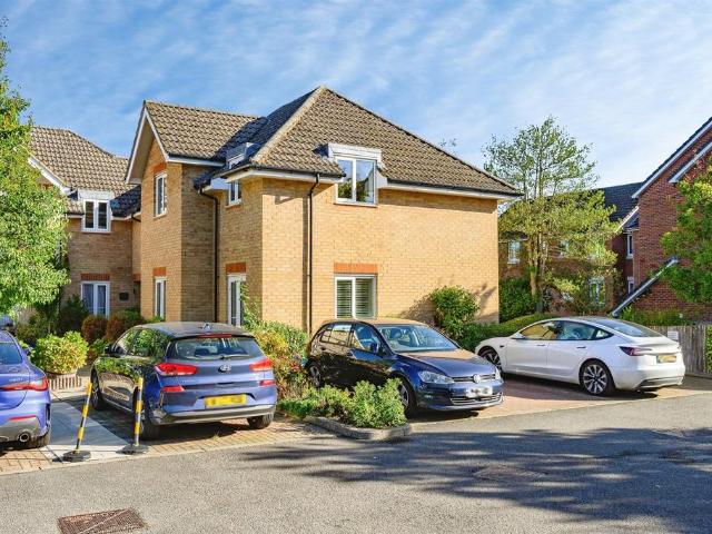 Flat for sale in Garston, Watford