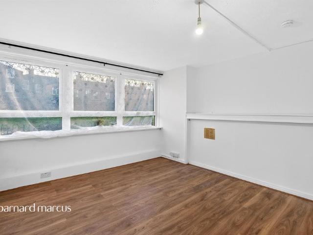 Flat for sale in Nunhead, Greater London
