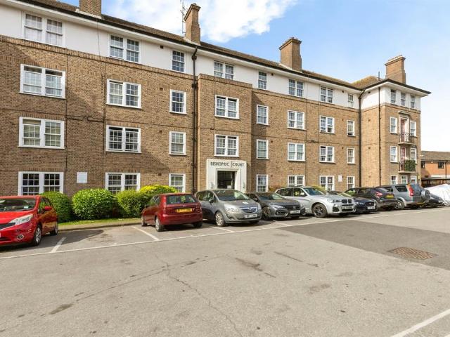 Flat for sale in New Town, Horsham