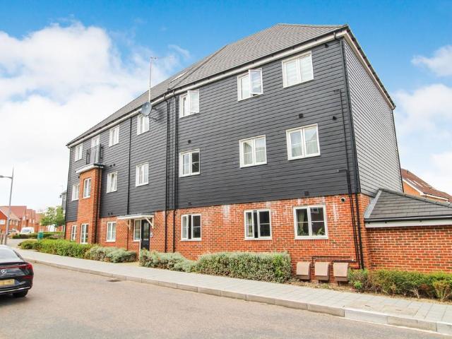 Flat for sale in Kilnwood Vale, Horsham