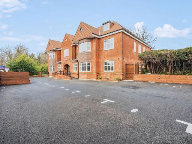 Flat for sale in Northwood, Greater London
