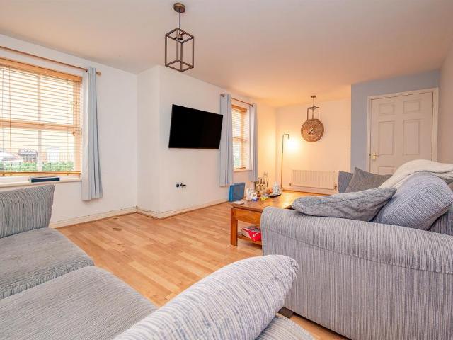 Flat for sale in Desborough