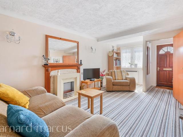 Flat for sale in Woodcote, Epsom