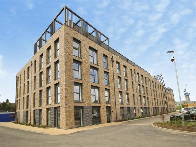 Flat for sale in Richmond Hill, West Yorkshire
