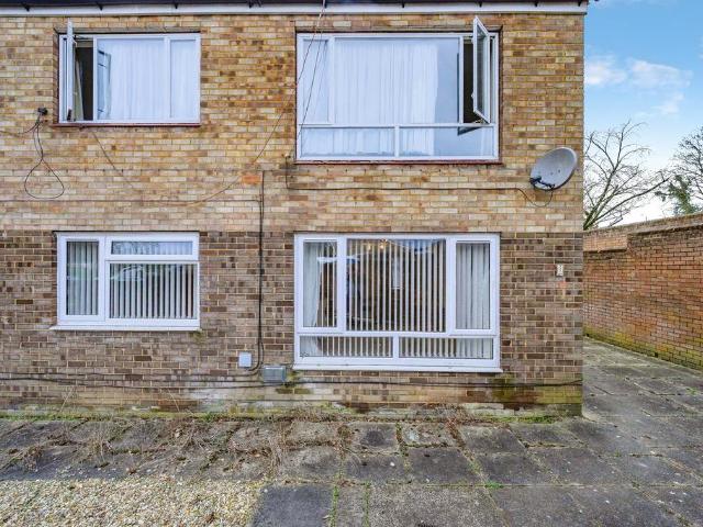 Flat for sale in Highfield, Pouchen End